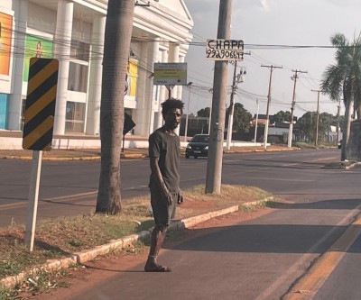 Enquanto muitos reclamavam da vida, ele luta: Com uma perna amputada, homem sobrevive de moedas e trocados em semáforo de Três Lagoas