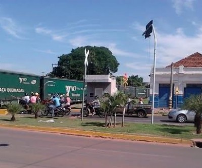 Quem se lembra? Passagem de trem que dividiu ao meio Três Lagoas ao fazer manobras: Motoristas esperavam na fila para chegarem em casa ou ao trabalho