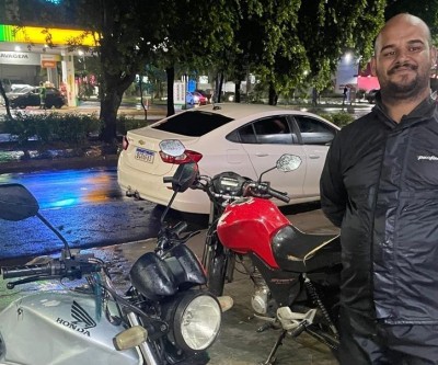Enquanto você descansa, eles estão nas ruas: Chuva, trânsito e coragem fazem parte da rotina dos motoentregadores 
