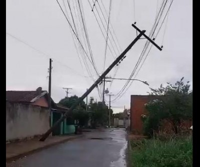 Poste quase cai durante fortes ventos e chuva que atingiu Três Lagoas