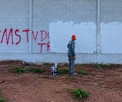 “Sobrou pra mim”: Pintor de Três Lagoas cobre pichação atribuída a facção e vídeo viraliza na internet