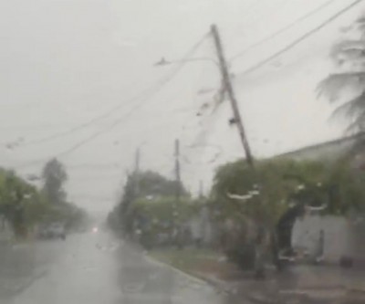 VEJA O VÍDEO: Até quando vão esperar cair? Vendaval expõe postes antigos e acende alerta para Prefeitura cobrar providências da Elektro em Três Lagoas