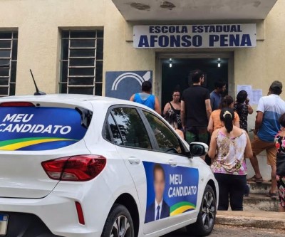Posso votar com camiseta do meu candidato e parar o carro adesivado na porta da escola? Veja o que diz o TSE