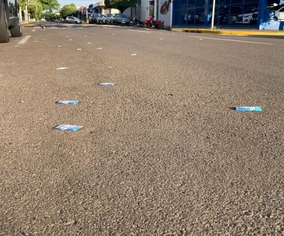 Eleições 2026: santinhos já aparecem espalhados em frente às escolas de Três Lagoas