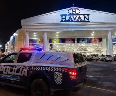 Nem a eleição afasta o crime: Dupla tenta arrombar porta da Havan durante a madrugada em Três Lagoas