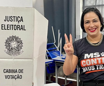 Ao lado dos filhos, Charlene Bortoleto vota na escola Irmã Sheila, em Três Lagoas