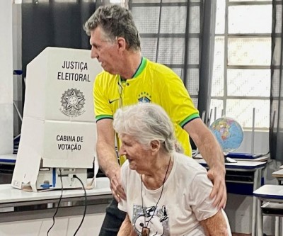 Eronildes, de mais de 85 anos, faz questão de votar e dá exemplo de participação em Três Lagoas