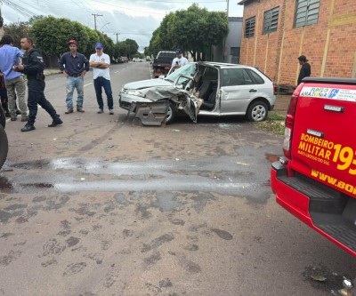 Mãe fica ferida e presa às ferragens em colisão violenta; bebê e outra criança também estavam no carro