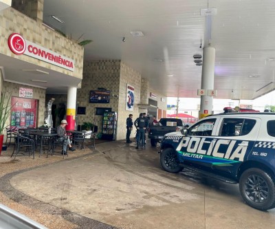 De novo no pátio do posto: frentistas não aguentam mais; homem embriagado tenta quebrar banheiro e xinga funcionários