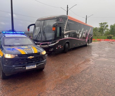 VEJA O VÍDEO: Homem é preso após incendiar ônibus na BR-262; 13 passageiros conseguem escapar das chamas entre Três Lagoas e Água Clara