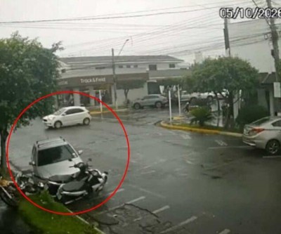 Motorista provoca acidente e outro veículo atinge motos estacionadas em Três Lagoas; condutor deixou o local   