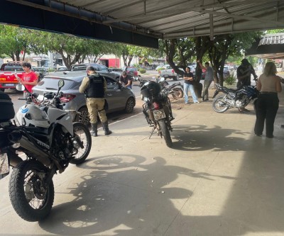 VEJA O VÍDEO: Acidente envolvendo moto e dois carros interdita meia avenida no centro de Três Lagoas; mulher fica ferida