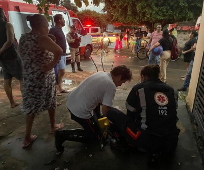 VEJA O VÍDEO: Adolescentes em bicicleta elétrica invadem preferencial e causam acidente em Três Lagoas