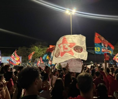 Ato pró-Lula reuniu cerca de 800 pessoas e teve até bandeiraço na frente de universidade em Três Lagoas