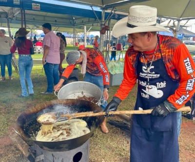 VEJA O VÍDEO: Almoço da cavalgada de Brasilândia começou a ser preparado no sábado e resgata a tradição da culinária caipira
