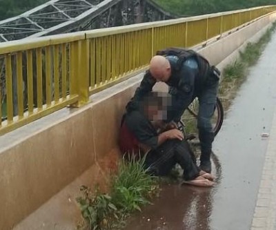 VEJA O VÍDEO: Mesmo debaixo de forte chuva, policiais militares de Três Lagoas salvam homem que tentava pular da ponte do Rio Paraná; vítima já apresentava sinais de hipotermia