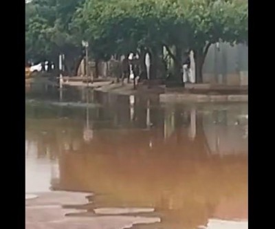 VEJA O VÍDEO: Piscinão transborda e deixa moradores ilhados entre os bairros Paranapungá e São Jorge, em Três Lagoas