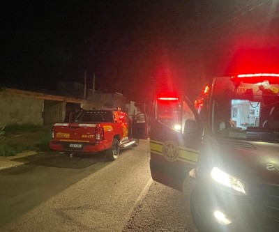 VEJA O VÍDEO: Faca, ciúmes e fogo: Homem teria ameaçado vizinhos e incendiado a própria casa em Três Lagoas