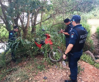Moto camuflada embaixo da ponte ferroviária gera denúncia e averiguação policial 
