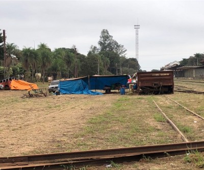 Famílias de ciganos acampam nos trilhos da NOB em Três Lagoas