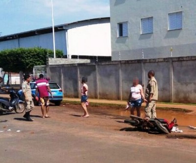 Buraco provoca acidente entre duas motos no bairro Vila Alegre