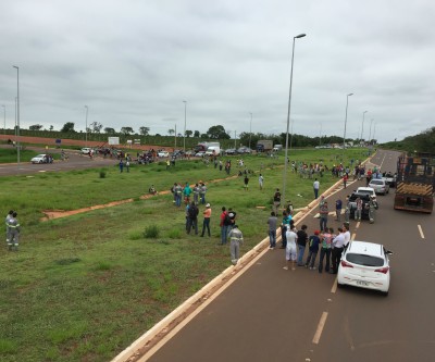 Trabalhadores interditam rodovia entre Três Lagoas e Brasilândia 
