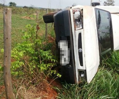Bombeiros socorrem vítima de capotamento na BR-262