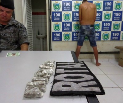 Ao tentar fugir da ROTAI, jovem é preso com maconha