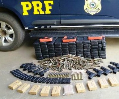 Munições calibre .50, cocaína e armas são apreendidas em carro de luxo 