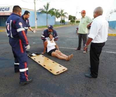 Ciclista é atingida por camionete em ciclovia