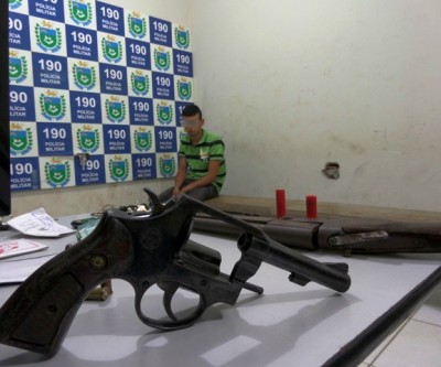 Armas são apreendidas com suspeito depois de perseguição policial