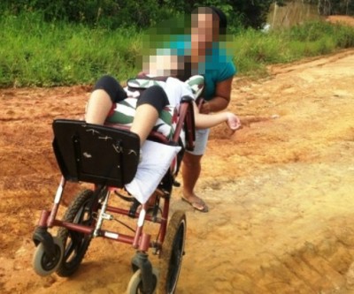 Veículo da prefeitura que transportava servidores não presta atendimento a deficiente 