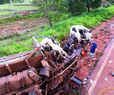 Uma pessoa morre e três ficam gravemente feridas em acidente na BR 262