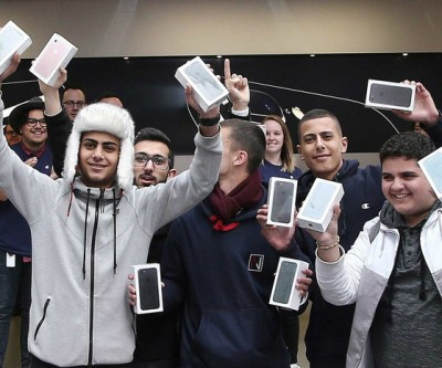 iPhone 7: Filas e frustração marcam primeiro dia de vendas pelo mundo