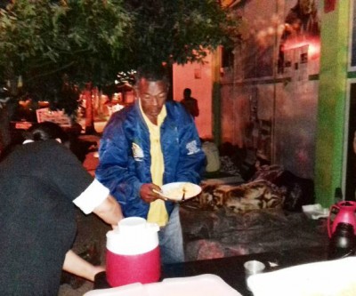 Sensibilizados, três-lagoenses servem jantar aos desempregados que dormem na frente do CIAT