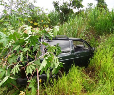Carro furtado na madrugada é abandonado à margem de estrada