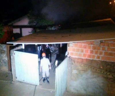 Incêndio destrói residência e dona de casa desconfia que ex possa ter causado o crime