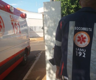 Mulher fica gravemente ferida após ser atingida por moto, que foge sem prestar socorro