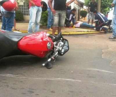 Operador de máquinas sofre possível fratura em acidente envolvendo carro e moto