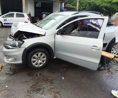Saveiro fica com a frente destruída em acidente no Colinos 