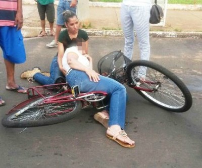 Idosa sofre fratura no pulso ao ser atropelada por motocicleta 