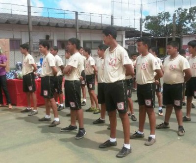 Presentes são entregues pelos Bombeiros a crianças do programa 