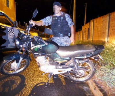 Ladrão abandona moto furtada após acabar a gasolina 