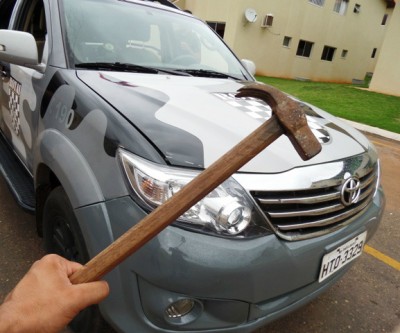 Ex ameaça mulher grávida com martelo no Novo Oeste