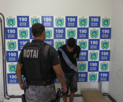 Jovem é flagrado pela ROTAI vendendo drogas e tenta fugir