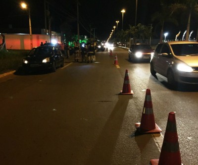 PRF monta barreira na Ranulpho Marques Leal e flagra motoristas bêbados 