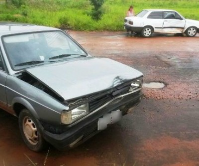 Carros colidem em cruzamento no Jardim Alvorada