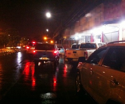 Comerciantes e filho de empresário são rendidos em assalto; Toyota Hilux foi levada na ação 