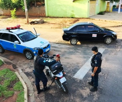 Taxista abandona carro no meio no meio da Rua no Nossa Senhora Aparecida 