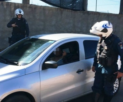 Polícia acorda motorista “bêbado” que dormia sossegado em seu carro 